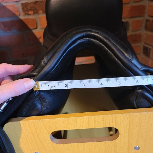 Crosby  18" Monoflap Dressage Saddle with Opti-fit Interchangeable Gullet - Picture 7 of 15